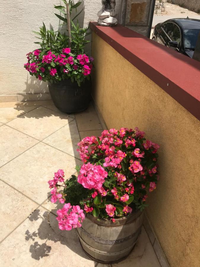 Apartman Nadia Karlobag Buitenkant foto