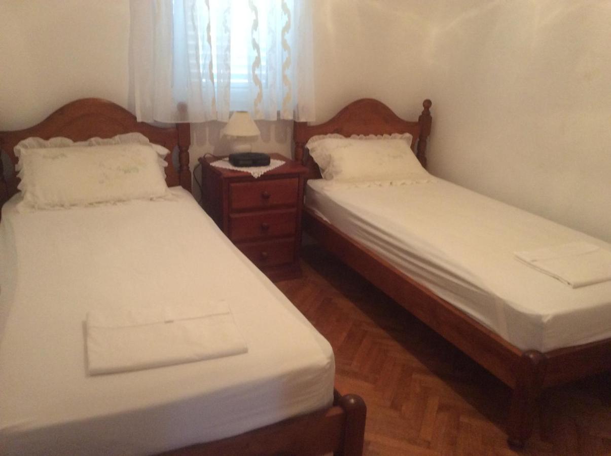 Apartman Nadia Karlobag Buitenkant foto