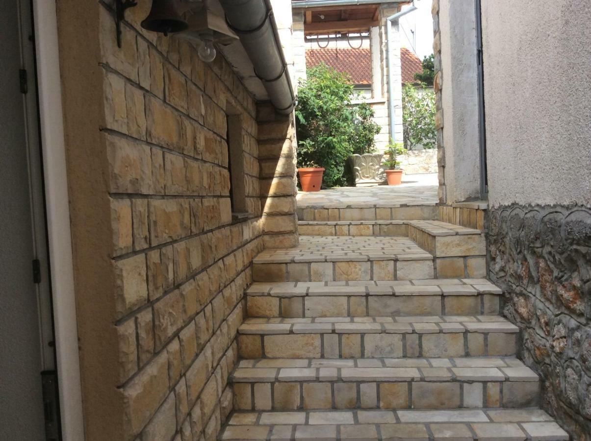 Apartman Nadia Karlobag Buitenkant foto