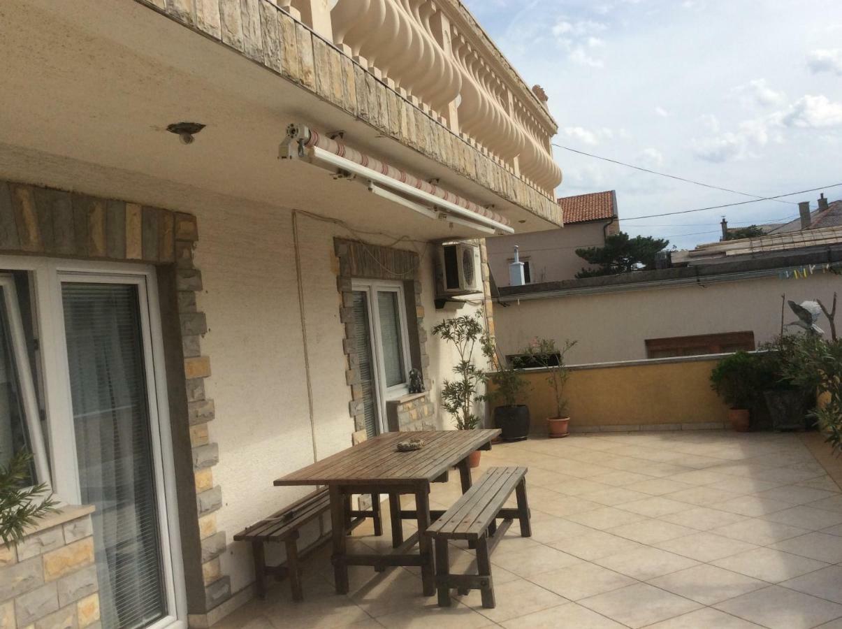 Apartman Nadia Karlobag Buitenkant foto