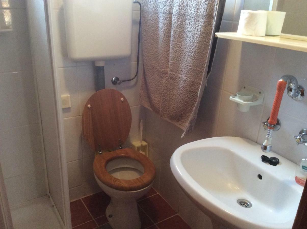 Apartman Nadia Karlobag Buitenkant foto