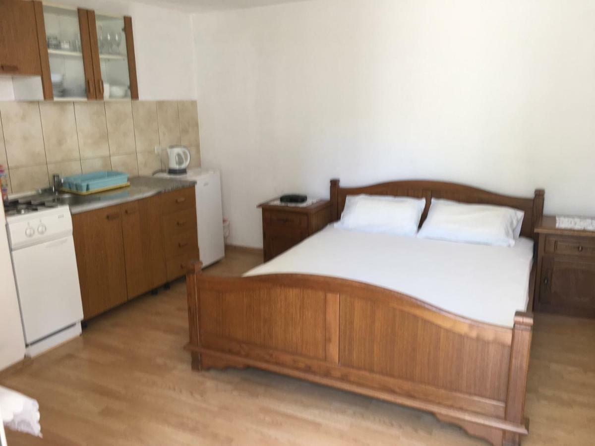 Apartman Nadia Karlobag Buitenkant foto